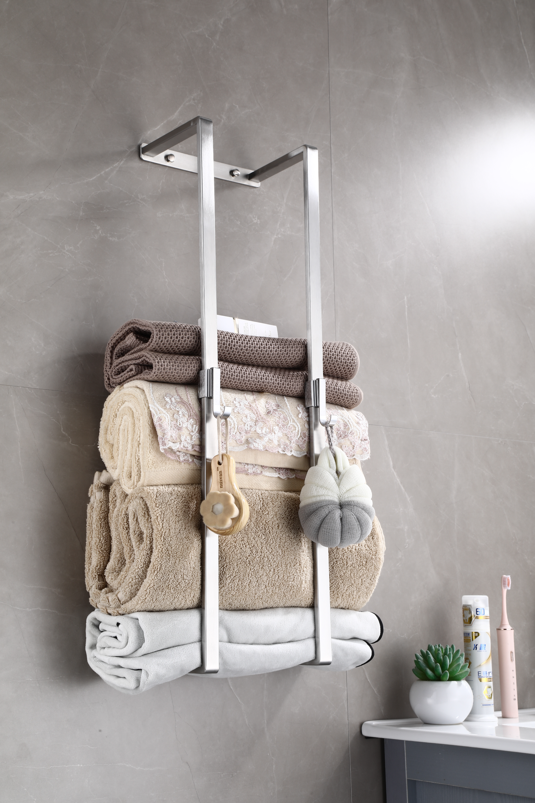 Stylischer Handtuchhalter mit Haken – platzsparend und modern