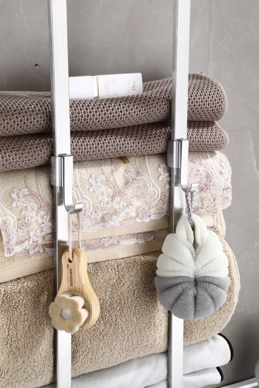 Stylischer Handtuchhalter mit Haken – platzsparend und modern