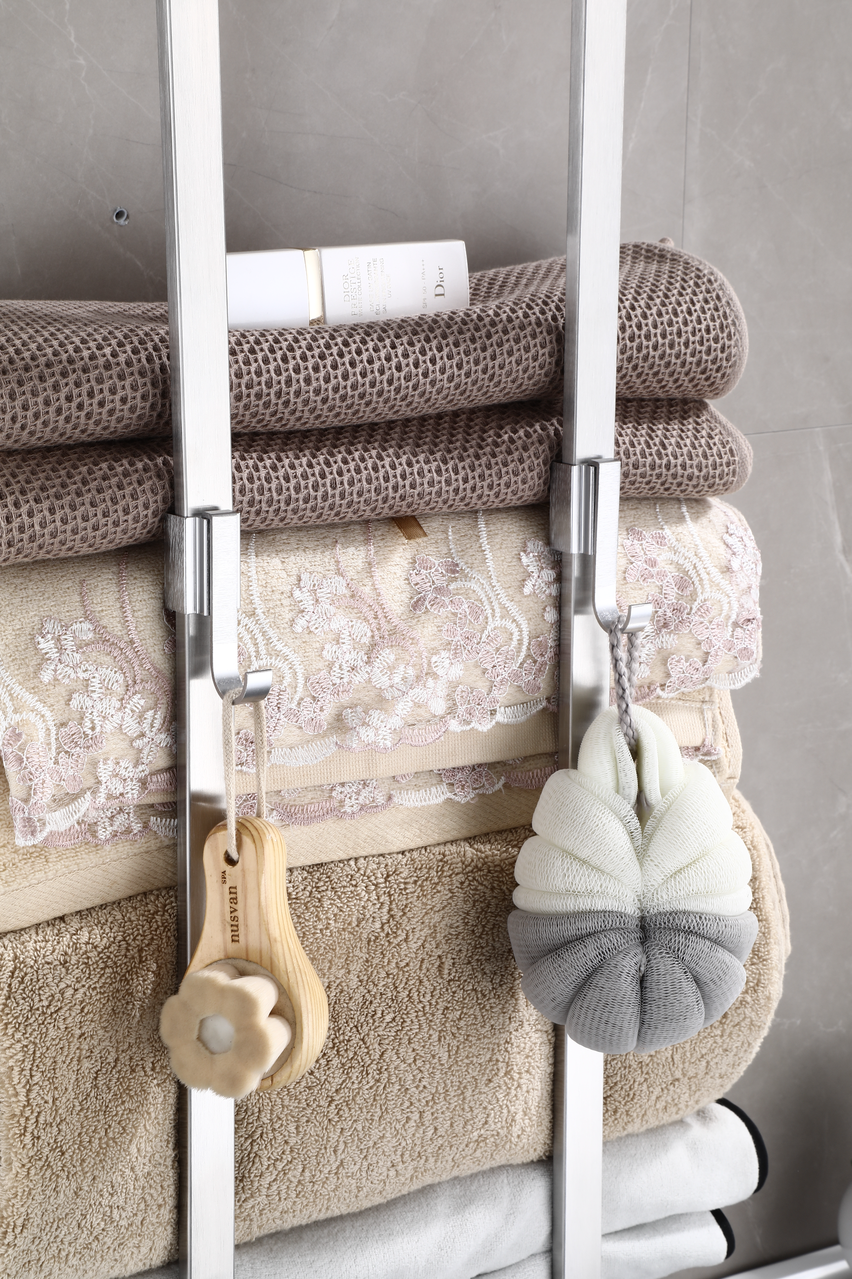 Stylischer Handtuchhalter mit Haken – platzsparend und modern